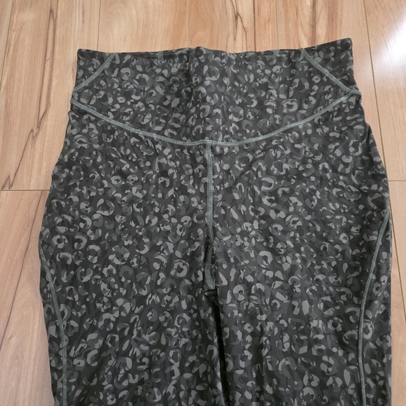 LuluLemon Base Pace High-Rise Tight Soft Leggings Green/Olive Multi Camo Size 12 - Picture 5 of 11